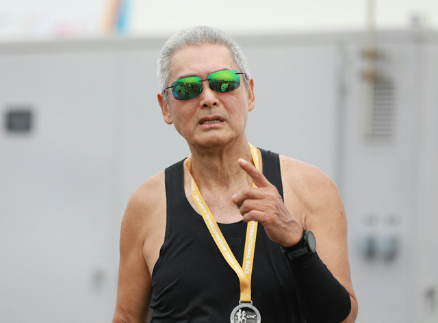 56亿身家的周润发再做善事，办个人展捐出收入，曾拍出297万天价