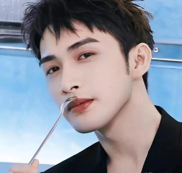 颜值天花板!少年感VS人夫感,你pick哪款男神?