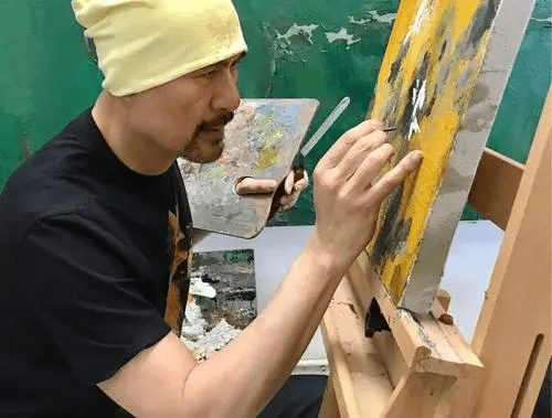 他被誉为“风月片”教父，拦截训练中的女兵，直言：我们结婚吧