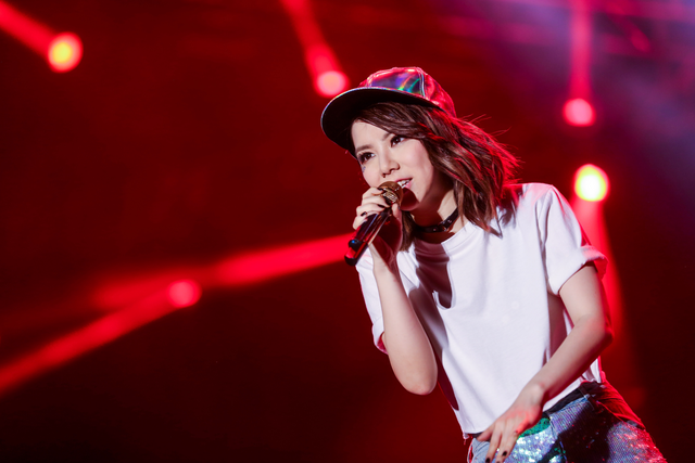 邓紫棋再度翻车!穿婚纱如走光,网友直呼得罪了设计师