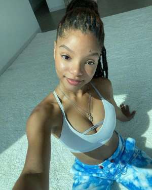 人鱼公主图片(真人版小美人鱼晒美照，身材火辣表情自信，网友：别有风味)