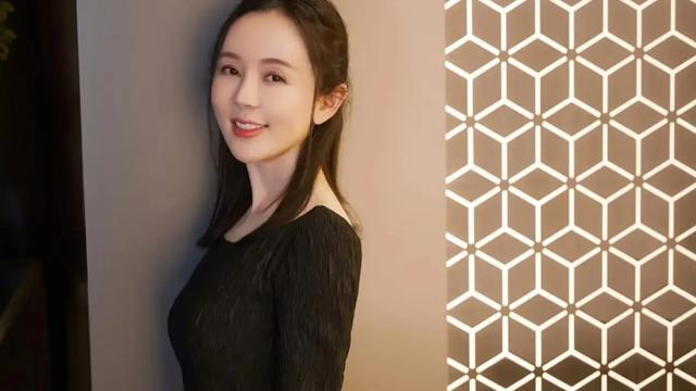 魏新雨 :一个集美丽与才华于一身的女人 她的歌声是不是超级迷人呀