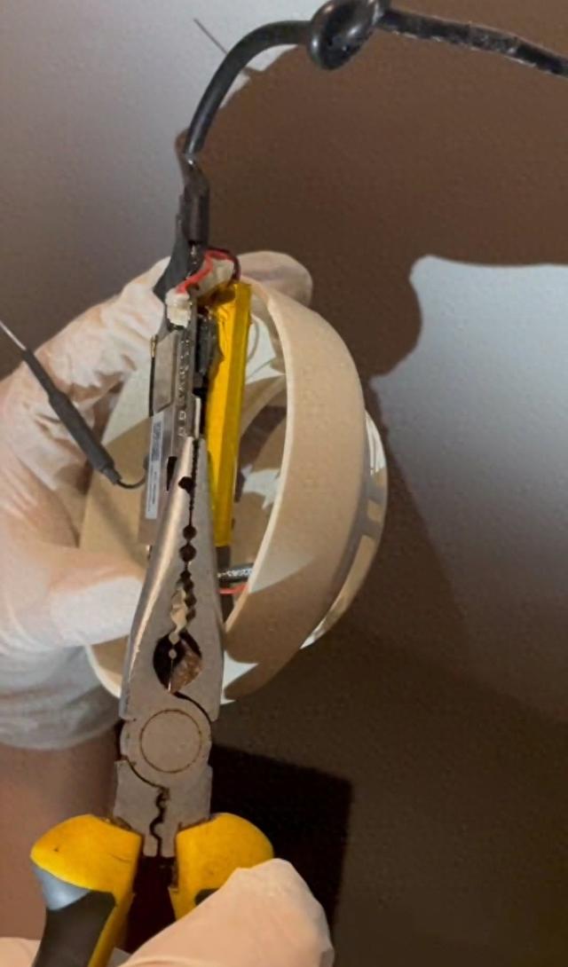 被认定为“刺头”，针孔摄像监视业主？5人被拘→