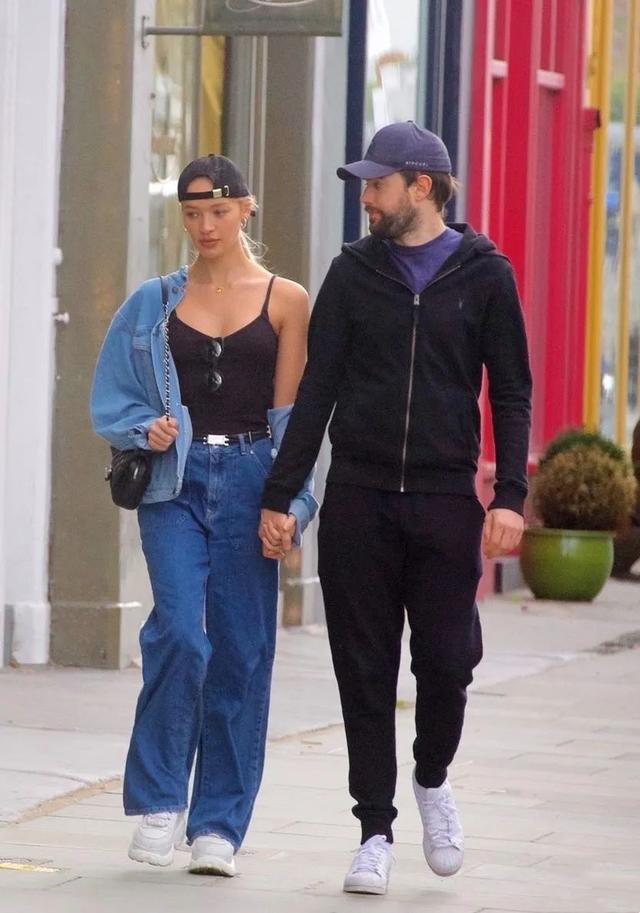 男星街拍｜蔡徐坤酷黑出场，本森新男友竟然是他？