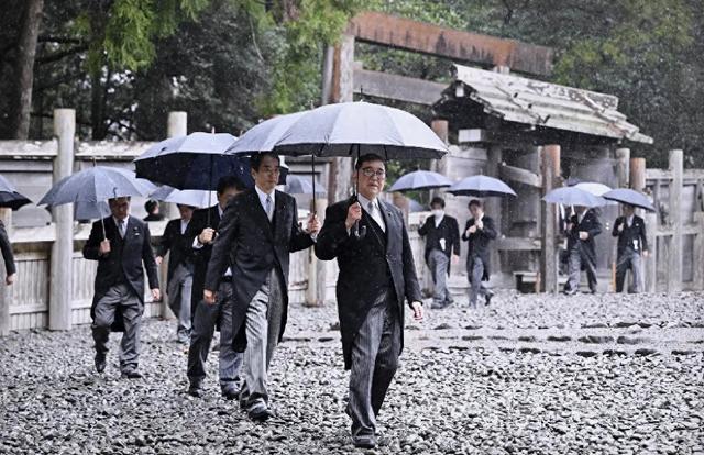 日本三重县伊势神宫迎来一位特殊访客