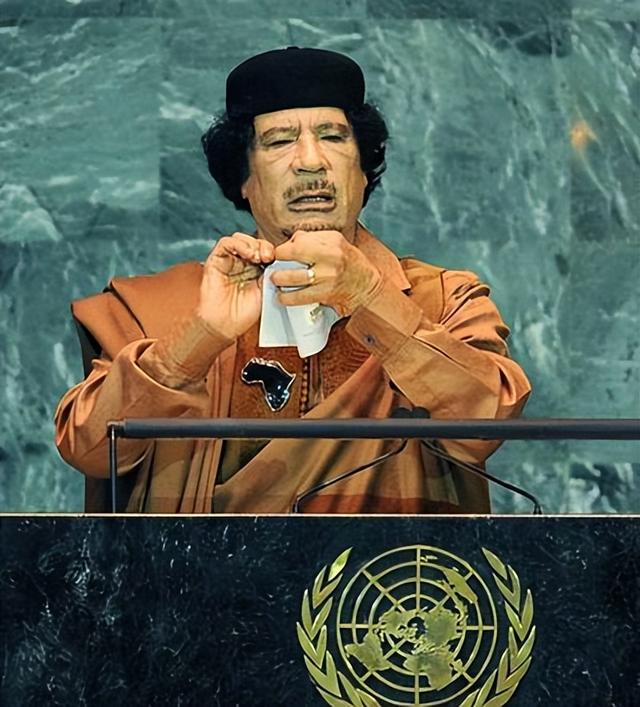 独裁42年得罪五常,中东疯狗卡扎菲,是利比亚救星又死于人民之手