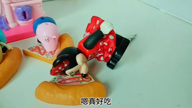 猪爸爸来吃披萨啦，真好吃呀