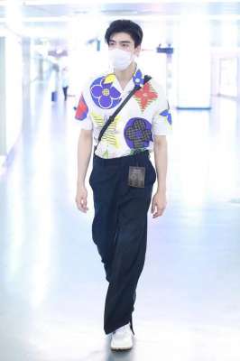 范世琦身高(男星街拍｜蔡徐坤酷黑出场，本森新男友竟然是他？)