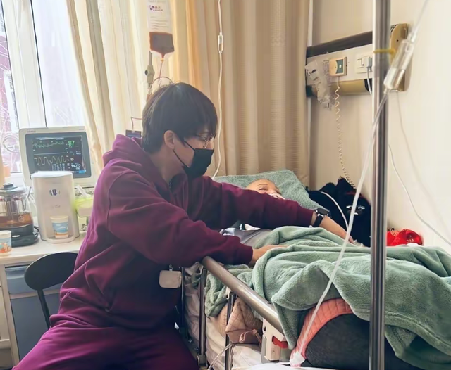 刘维宣布暂退娱乐圈，母亲癌症复发病情危险，圈内好友施以援手