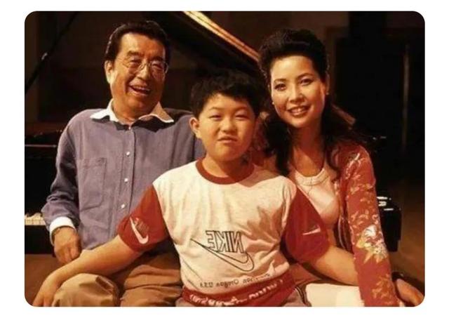 李双江每月养老金高达3万，梦鸽李天一连夜转移资产，在美国定居