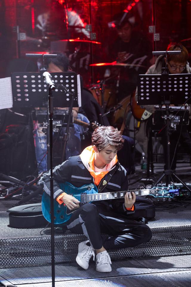 父亲是出租车司机,母亲是理发师,年少成名的王俊凯,18岁身家过亿