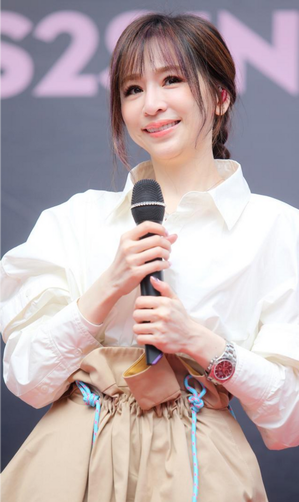 38岁王心凌晒健身美照，四肢瘦成杆蚂蚁腰吸睛，笑容僵硬脸显老