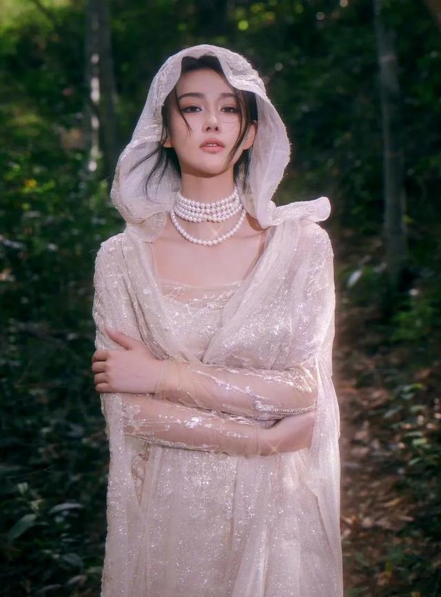 张馨予:写真一场震撼视觉的时尚绮梦