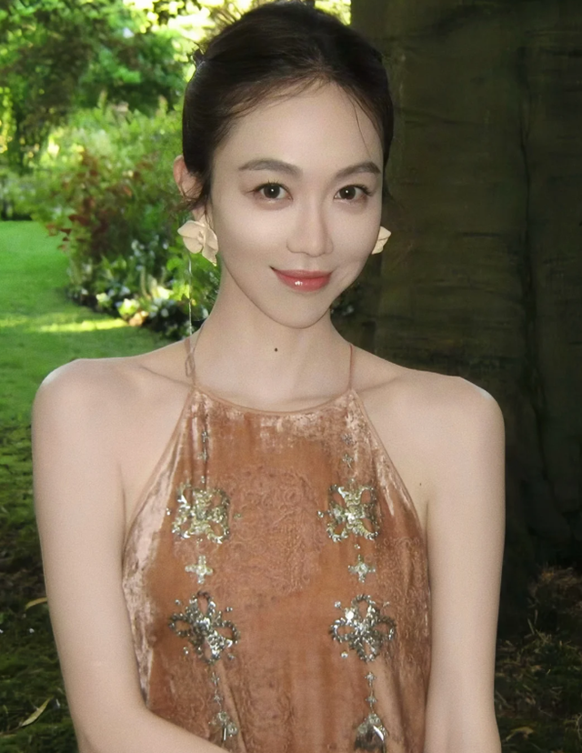 宋丹丹干女儿姜妍公开认爱,与北京某银行行长隐婚?照片流出