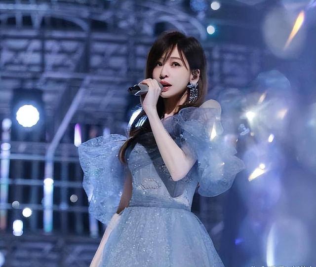 邓紫棋再度翻车!穿婚纱如走光,网友直呼得罪了设计师