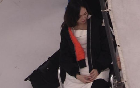 唐嫣到底怀没怀？近照曝光肚子大到遮不住，一个细节有疑点