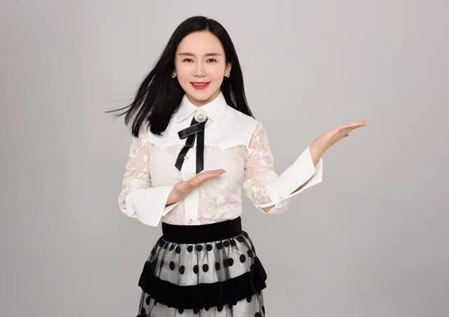 魏新雨 :一个集美丽与才华于一身的女人 她的歌声是不是超级迷人呀