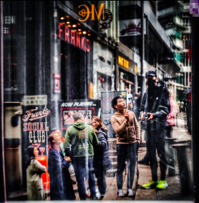 56亿身家的周润发再做善事，办个人展捐出收入，曾拍出297万天价