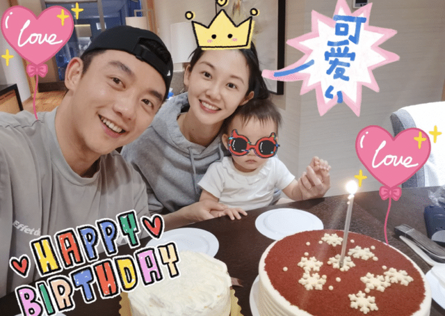 郑恺结婚2周年纪念日团圆，苗苗撒娇要牵手，一家三口幸福同框