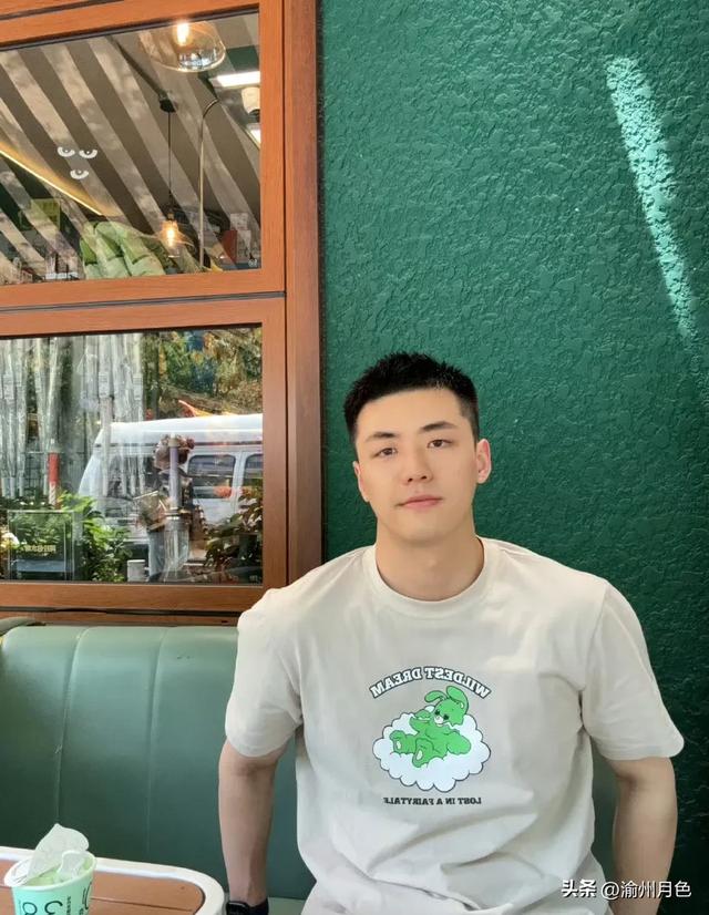 很有男人味的寸头帅哥