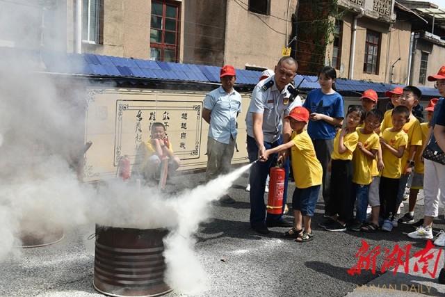 公益小天使近距离体验消防生