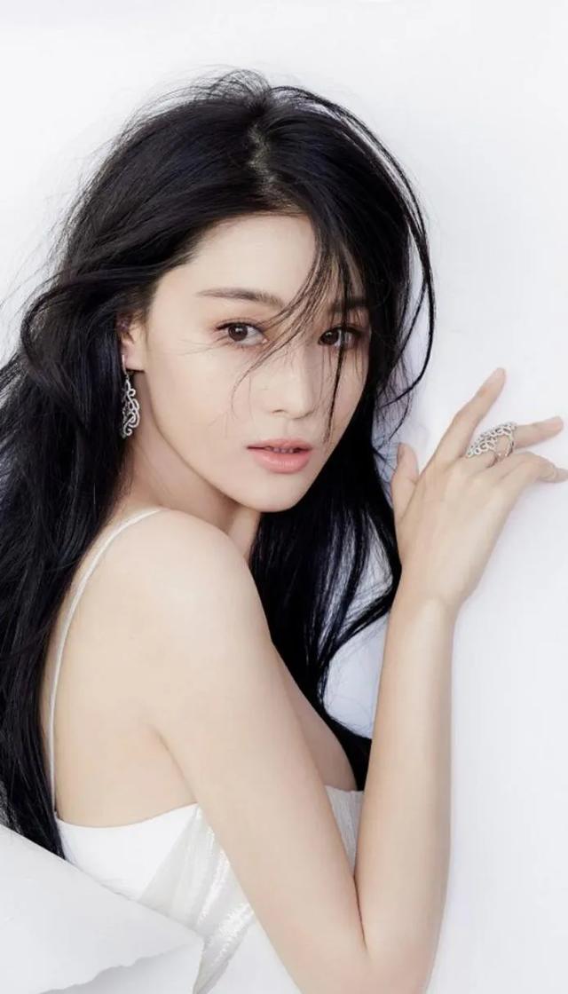 张馨予:写真一场震撼视觉的时尚绮梦