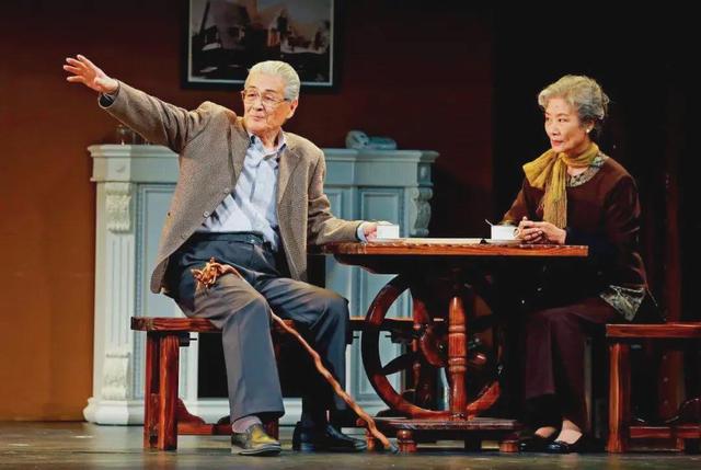 隐姓埋名75年，与演员妻子恩爱64年，95岁的蓝天野传奇一生