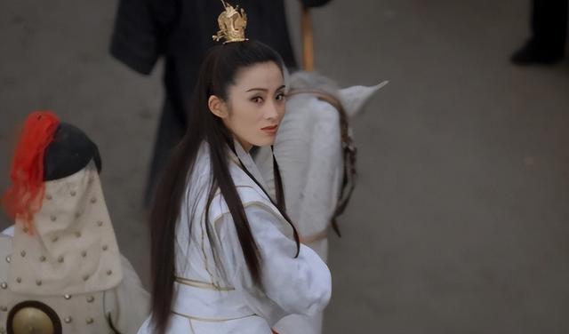 54岁张敏近照曝光，皮肤白皙宛如少女，手臂上戴满首饰优雅端庄