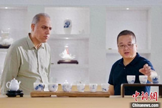 （新春走基层）浙江衢州莹白瓷成新春年货 “倩影”引境外采购商趋之