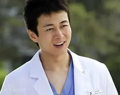 《笑着活下去》主演现状，杨幂火了，黄海波凉了，两个小配角红了