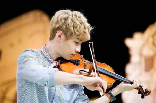 刘宪华专业能力有多强？为拉小提琴，将话筒放在了口袋里