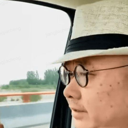 50岁刀郎近照曝光，中年发福明显，脸上竟出现老年斑，才子变大爷了