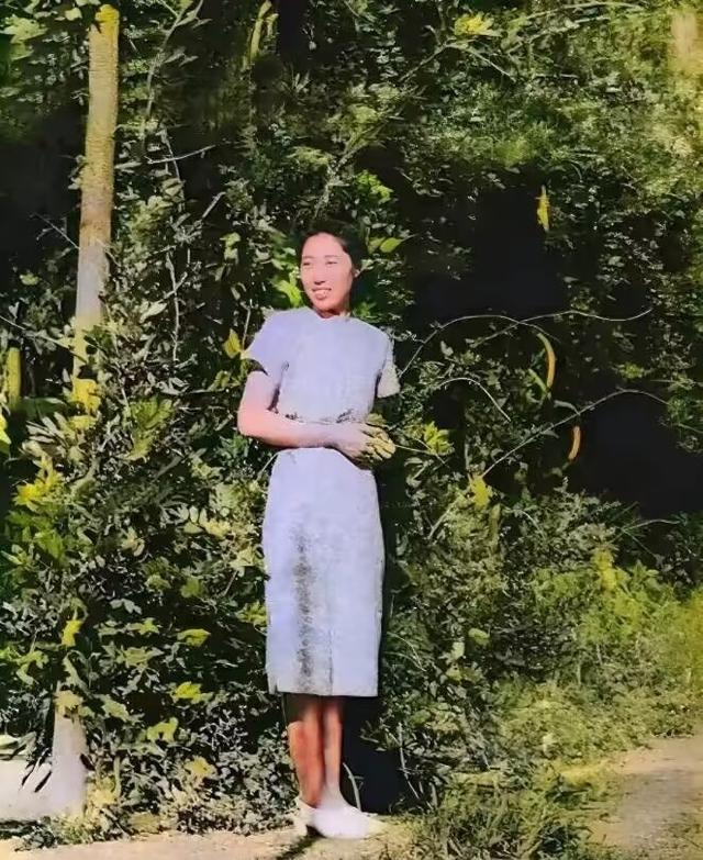 1983年，王光美和儿子刘源的合影，32岁的刘源是副县长！