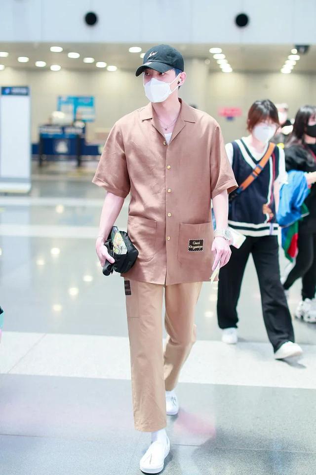 男星街拍｜蔡徐坤酷黑出场，本森新男友竟然是他？