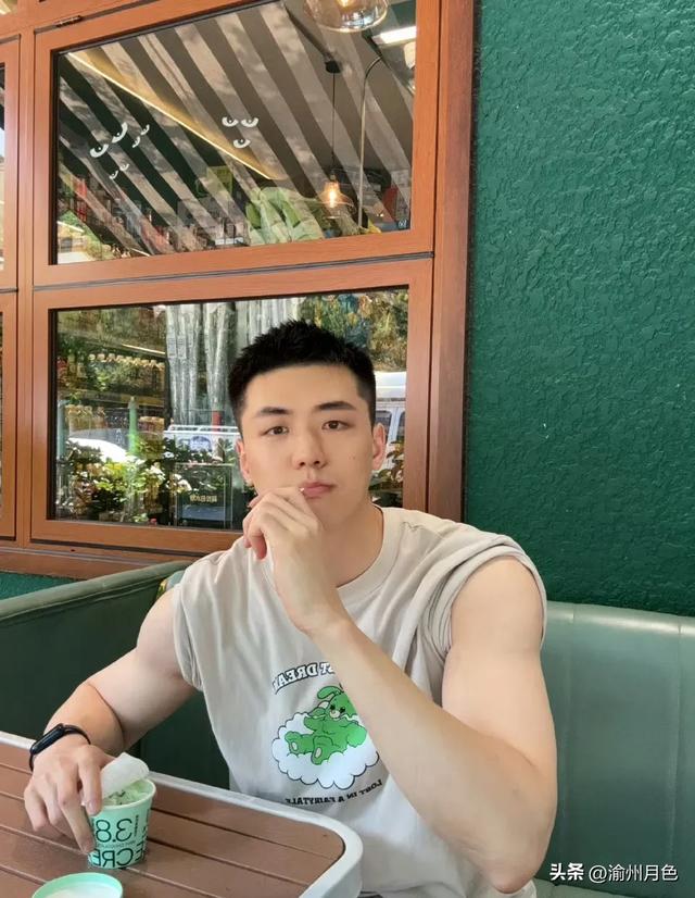 很有男人味的寸头帅哥