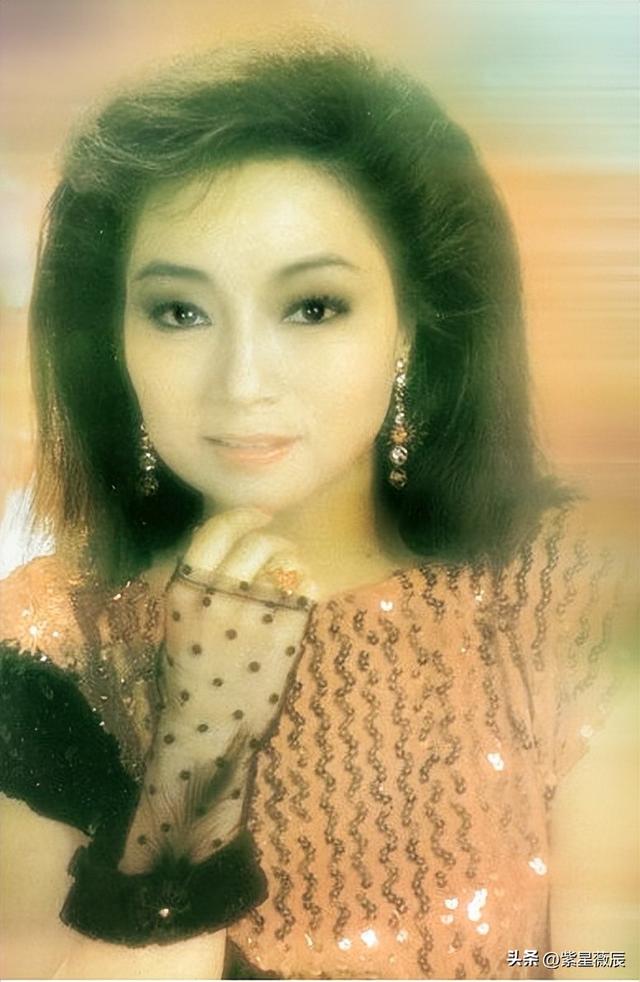 刘德华、发哥下跪致敬，宁离婚不改国籍的徐小凤，如今怎么样了？