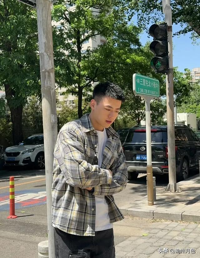 很有男人味的寸头帅哥