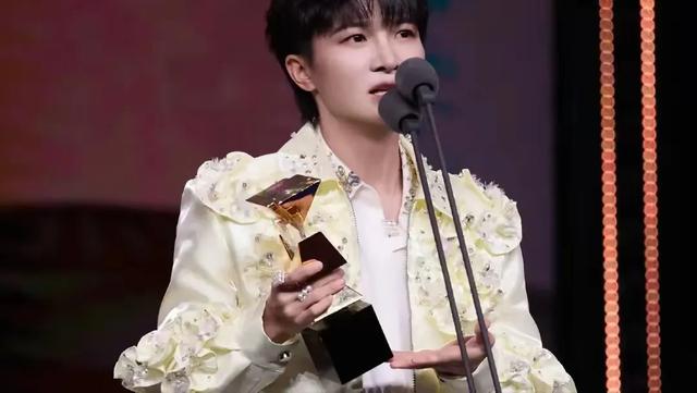 周深:从好声音遗珠到国际歌者的华丽转身