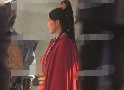 唐嫣到底怀没怀？近照曝光肚子大到遮不住，一个细节有疑点