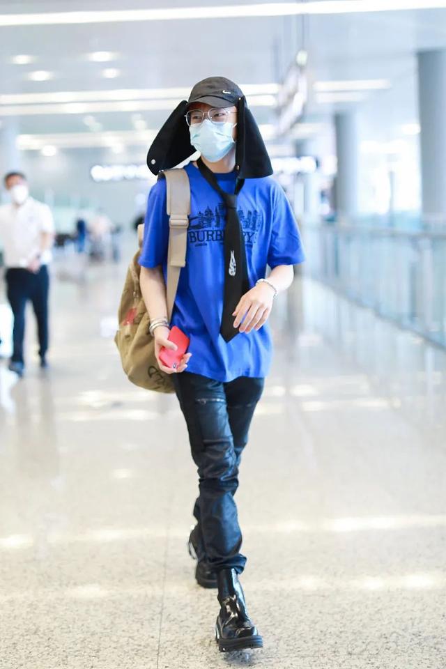 男星街拍｜蔡徐坤酷黑出场，本森新男友竟然是他？