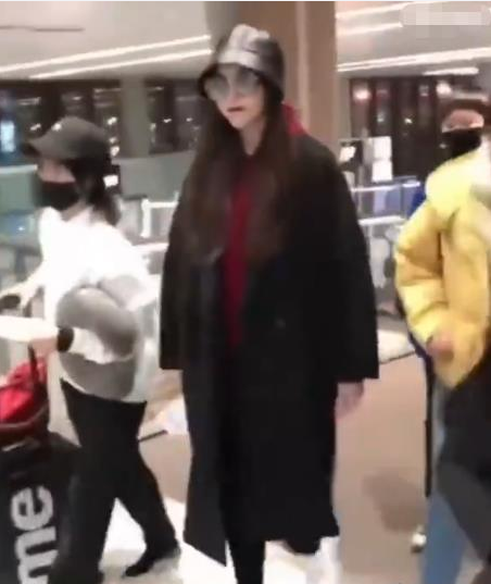 唐嫣到底怀没怀？近照曝光肚子大到遮不住，一个细节有疑点