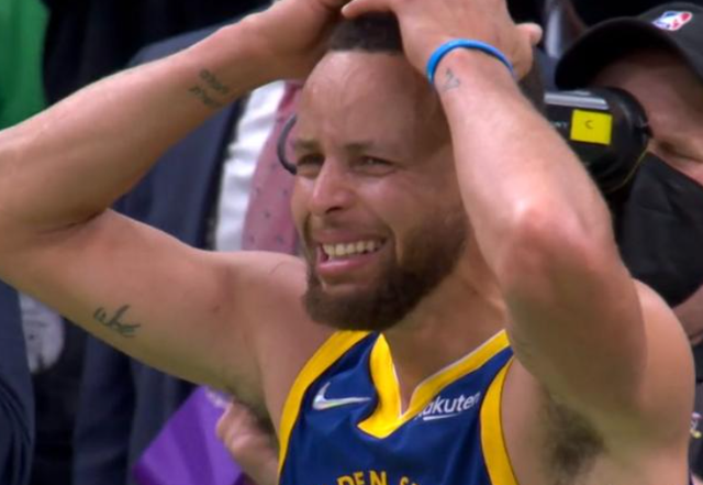 NBA球星夺冠后的英雄泪：库里赛场罕见飙泪，乔丹抱着奖杯痛哭