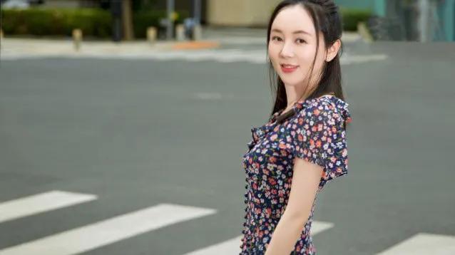 魏新雨 :一个集美丽与才华于一身的女人 她的歌声是不是超级迷人呀