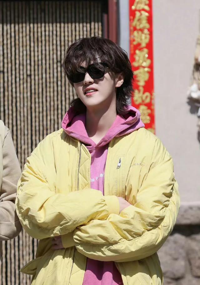 鹿晗身体不适在路边吐了,鹿哥要注意身体,按时吃饭啊