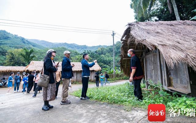 走进黎族｜文化名家走进海南“黎家第一村”听七旬黎族阿公讲述“船型屋”的故事