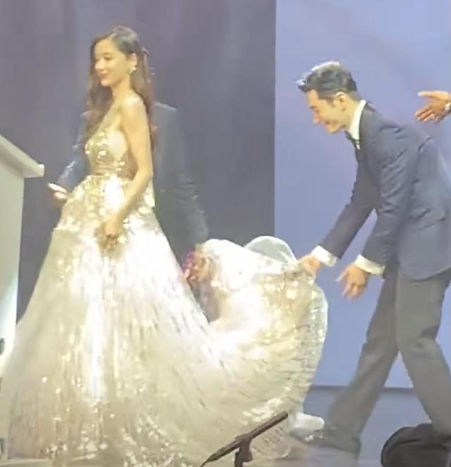 黄晓明baby官宣离婚，12年感情终到头，baby从满眼爱意到闭口不谈