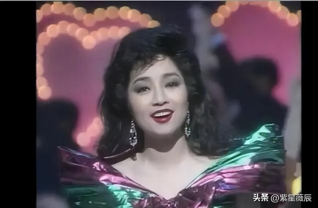 刘德华、发哥下跪致敬，宁离婚不改国籍的徐小凤，如今怎么样了？