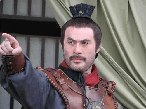 他被誉为“风月片”教父，拦截训练中的女兵，直言：我们结婚吧