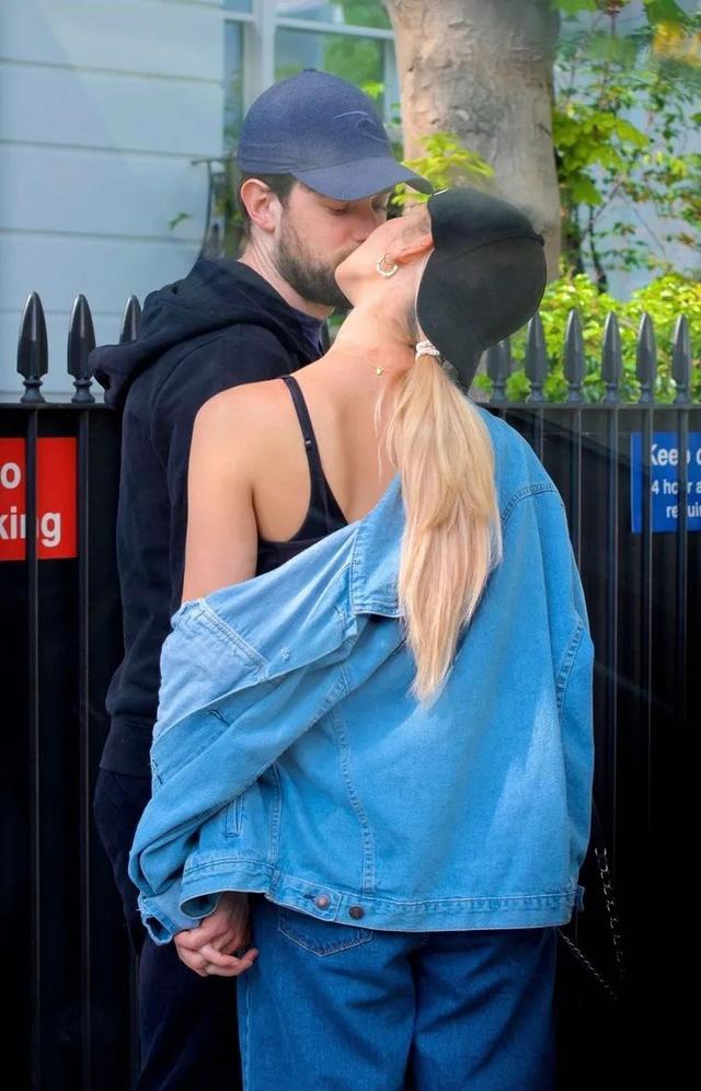 男星街拍｜蔡徐坤酷黑出场，本森新男友竟然是他？