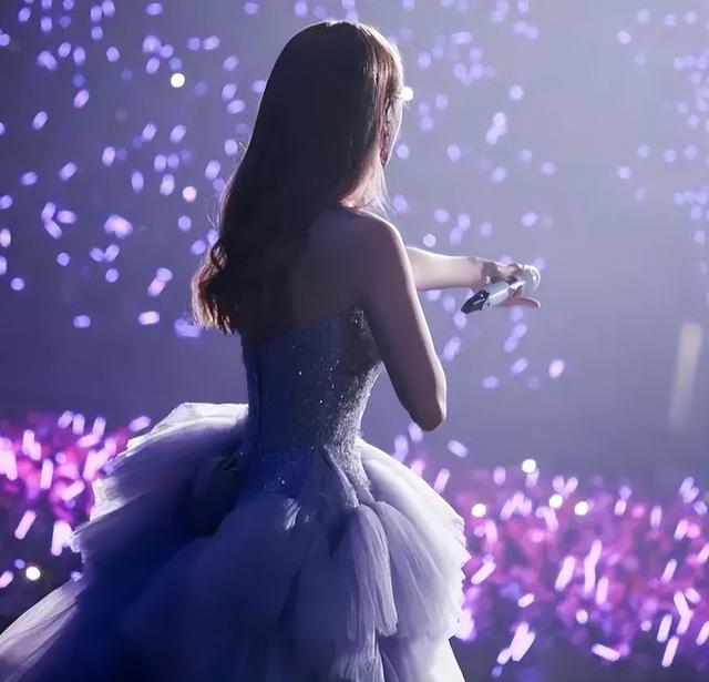 邓紫棋再度翻车!穿婚纱如走光,网友直呼得罪了设计师